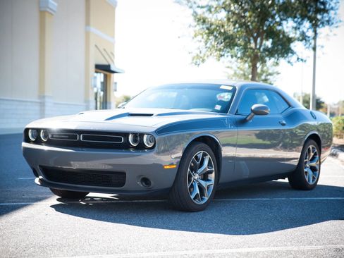 Used 2017 Dodge Challenger SXT image 8