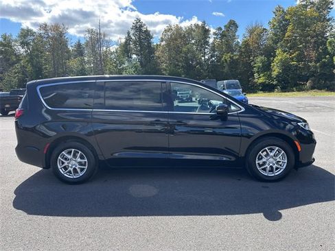 New 2026 Chrysler Pacifica Select image 6