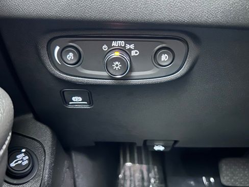 Used 2023 GMC Terrain SLT image 40