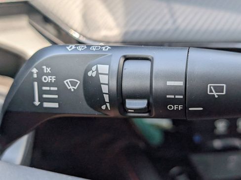 Used 2025 Nissan Kicks SR FWD image 26