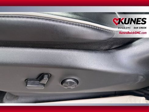 Used 2023 Chrysler Pacifica Limited FWD image 17