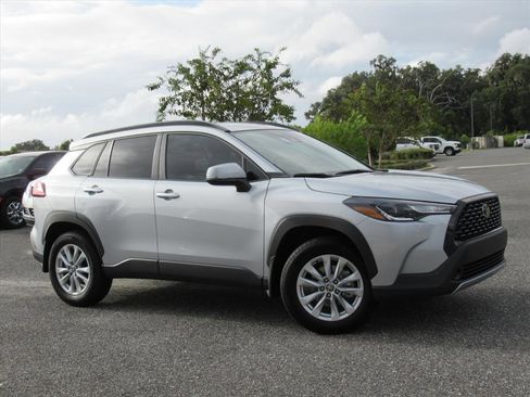 Used 2024 Toyota Corolla Cross LE image 2