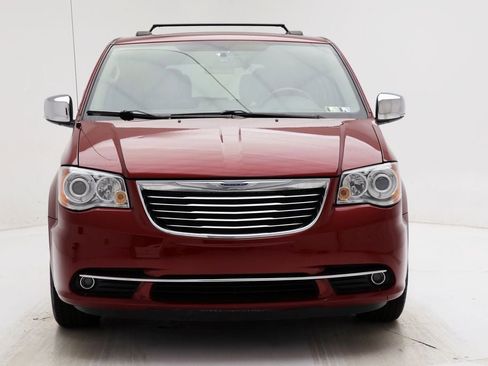 Used 2016 Chrysler Town & Country Limited Platinum image 4
