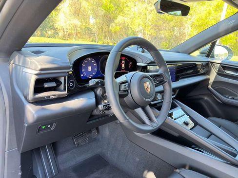 New 2026 Porsche Macan 4 Electric AWD/4WD image 4
