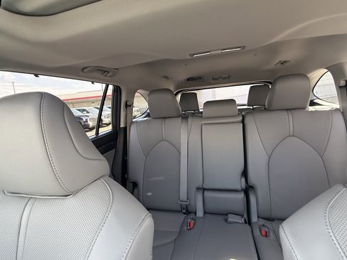 Used 2023 Toyota Highlander Limited image 13