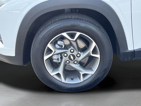 Used 2025 Chevrolet Trax LT w/ LT Convenience Package FWD image 30