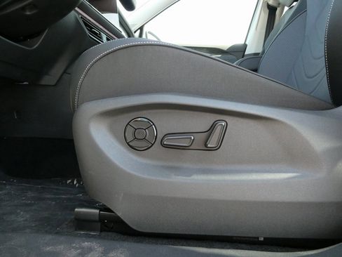 New 2025 Volkswagen Tiguan SE image 8