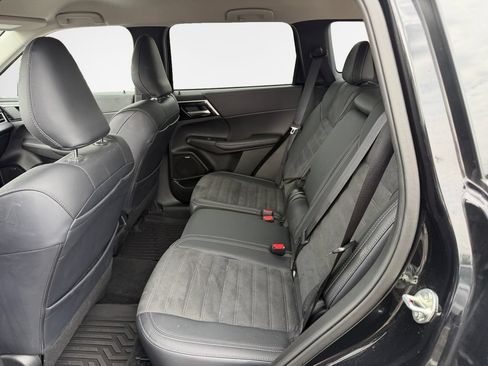 Used 2025 Mitsubishi Outlander SE FWD image 24
