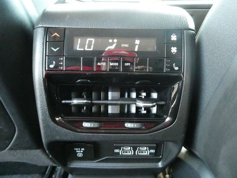 Used 2023 Jeep Grand Cherokee L Limited AWD/4WD image 19