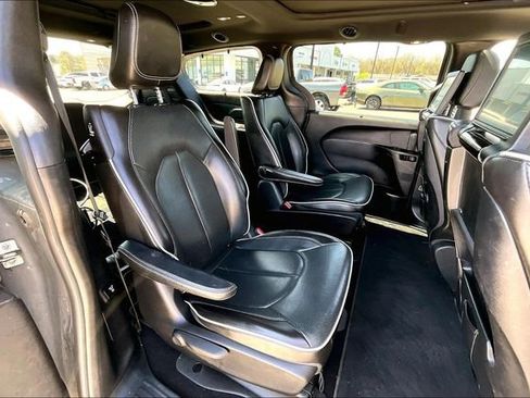 Used 2021 Chrysler Pacifica Limited w/ Uconnect Theater Family Group image 20