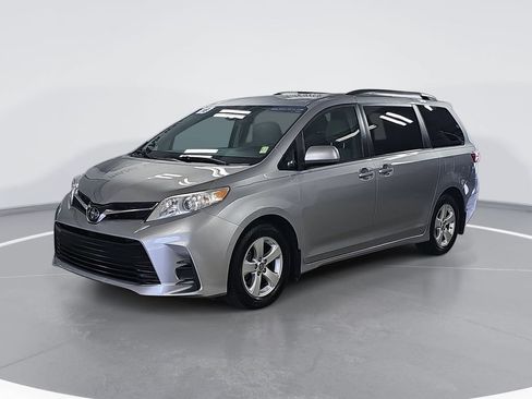Used 2018 Toyota Sienna LE w/ Carpet Mat Package FWD image 9