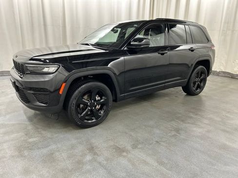 Used 2023 Jeep Grand Cherokee Altitude AWD/4WD image 2