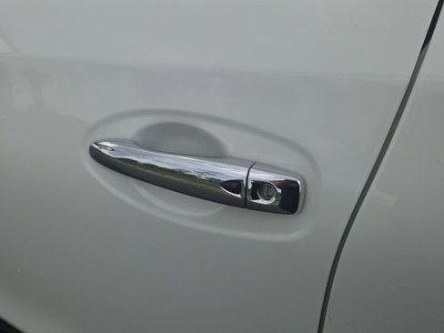 Used 2017 Nissan Rogue SV w/ SV Premium Package image 21