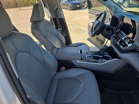 Used 2020 Toyota Highlander Platinum image 10