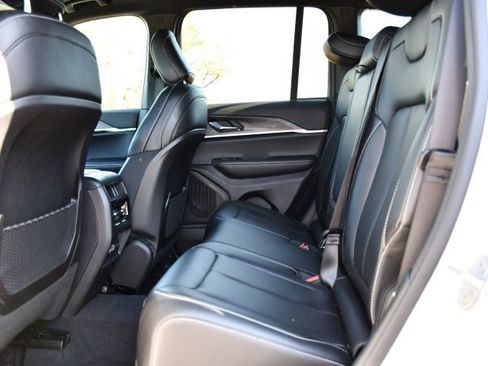 Used 2025 Jeep Grand Cherokee Limited w/ Black Appearance Package image 16