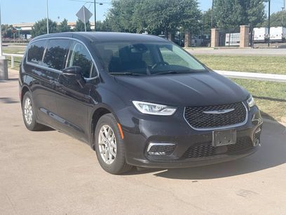 Used 2024 Chrysler Pacifica Touring-L