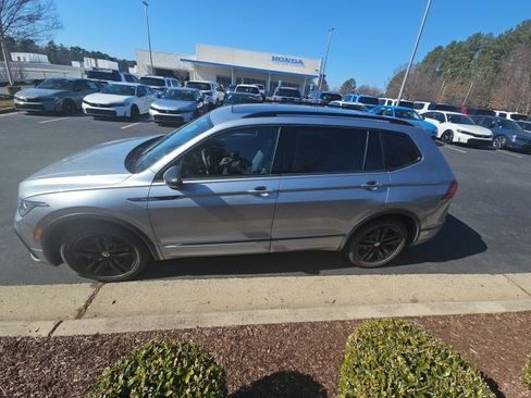 Used 2022 Volkswagen Tiguan SE R-Line image 2