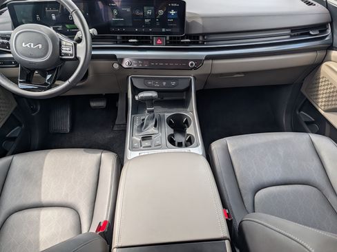 Used 2026 Kia Carnival FWD image 10