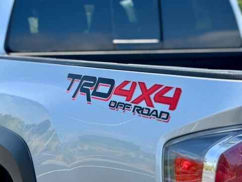 Used 2022 Toyota Tacoma TRD Off-Road w/ Technology Package AWD/4WD image 15