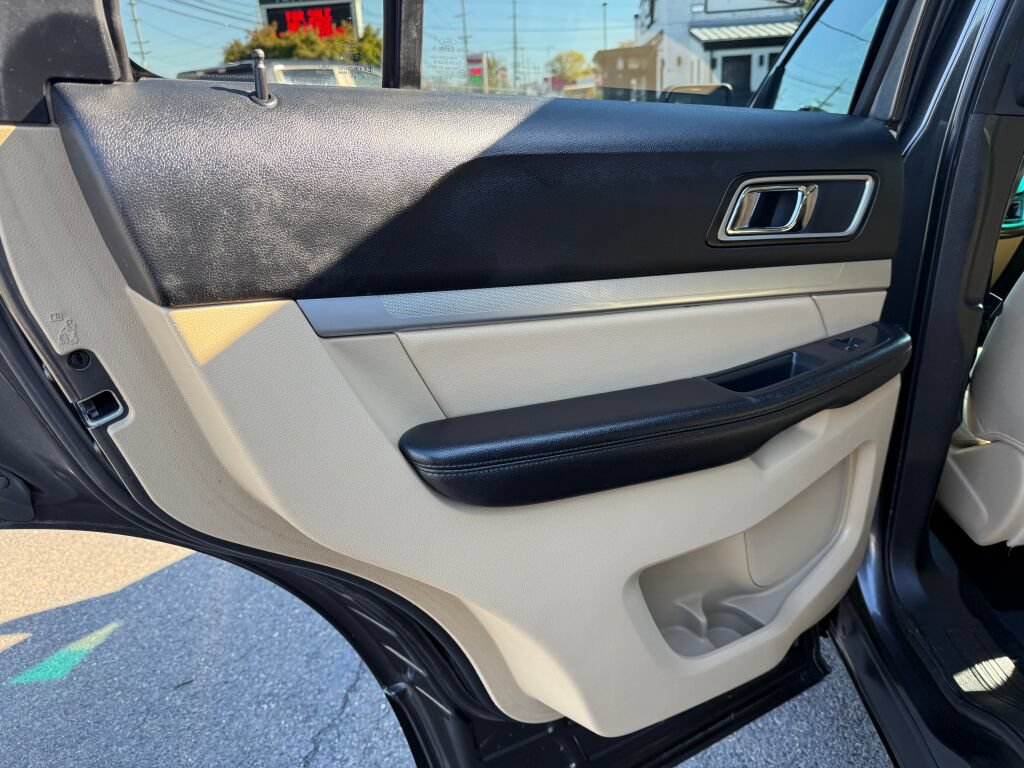 Used 2017 Ford Explorer XLT FWD image 20