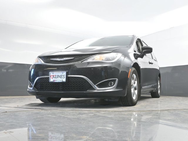 Used 2017 Chrysler Pacifica Touring-L Plus FWD image 48