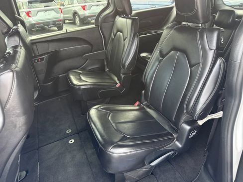 Used 2024 Chrysler Pacifica Touring-L w/ S Appearance Package AWD/4WD image 23