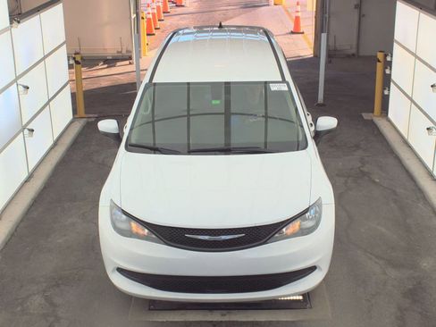 Used 2022 Chrysler Voyager LX image 2
