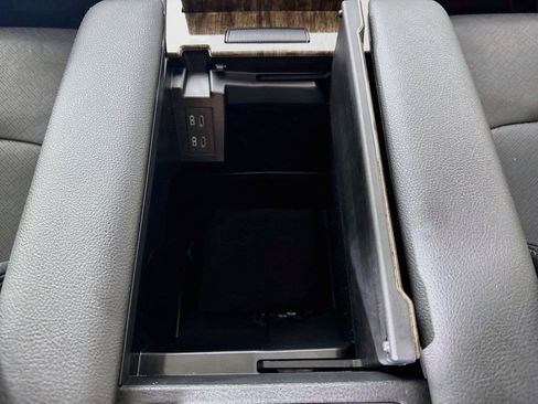 Certified 2025 Toyota Sienna Limited FWD image 37