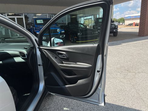 Used 2022 Chevrolet Trax LT w/ LT Convenience Package image 15