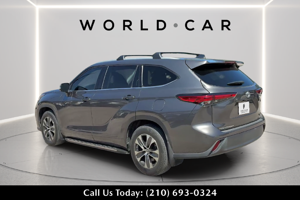 Used 2022 Toyota Highlander XLE FWD image 5