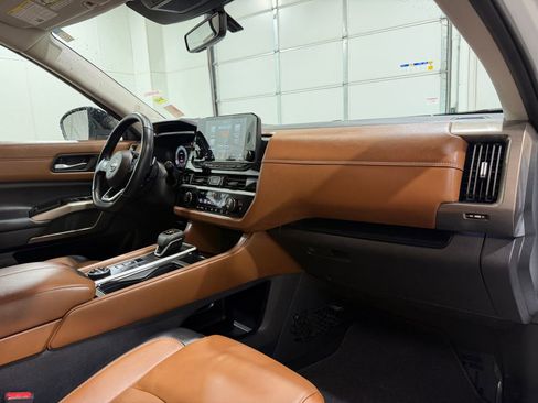 Used 2025 Nissan Pathfinder Platinum AWD/4WD image 30