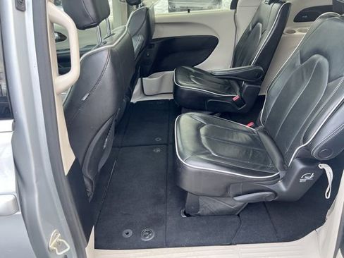 Used 2023 Chrysler Pacifica Limited image 23