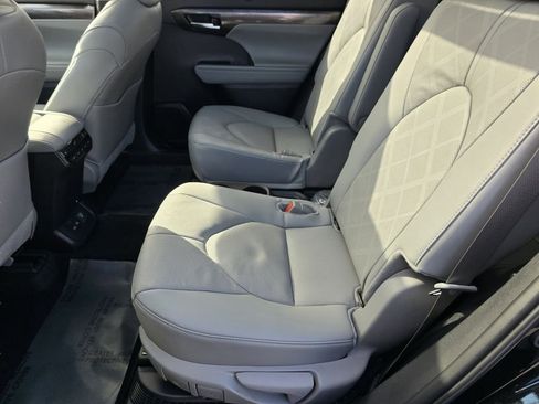 Used 2026 Toyota Highlander Platinum AWD/4WD image 30