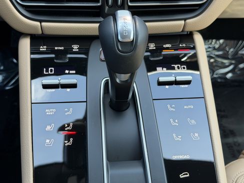 Used 2025 Porsche Macan AWD/4WD image 33