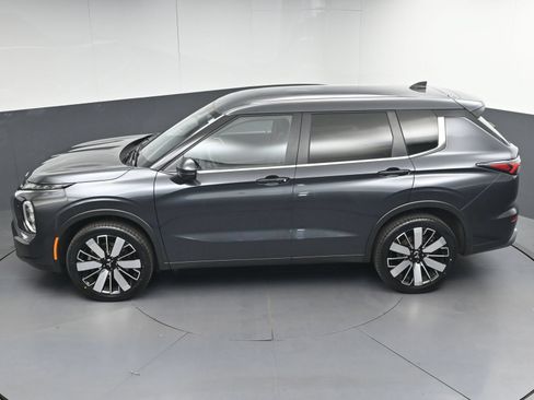 Used 2025 Mitsubishi Outlander AWD image 40