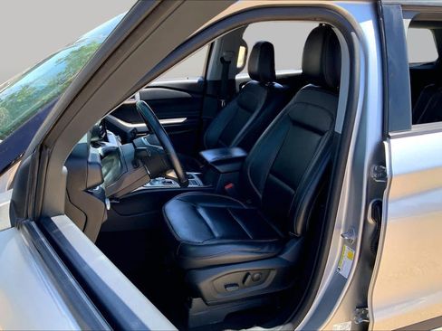Used 2021 Ford Explorer XLT w/ Equipment Group 202A RWD image 8
