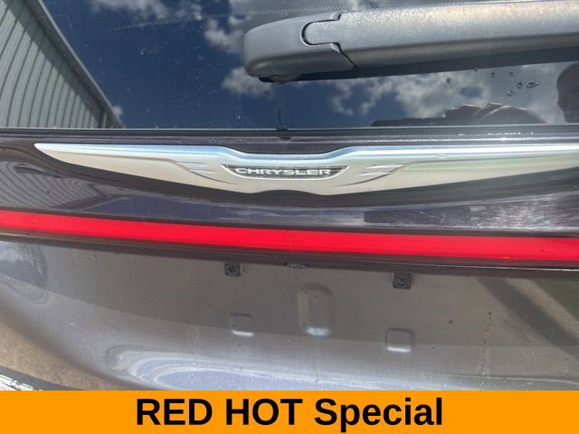 Used 2023 Chrysler Pacifica Touring-L FWD image 48