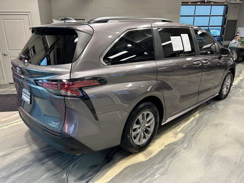 Used 2022 Toyota Sienna XLE FWD image 29