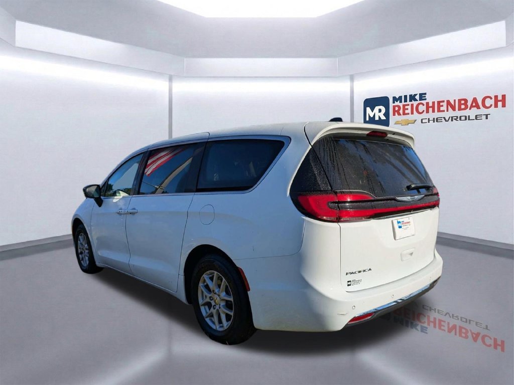 Used 2024 Chrysler Pacifica Touring-L FWD image 6