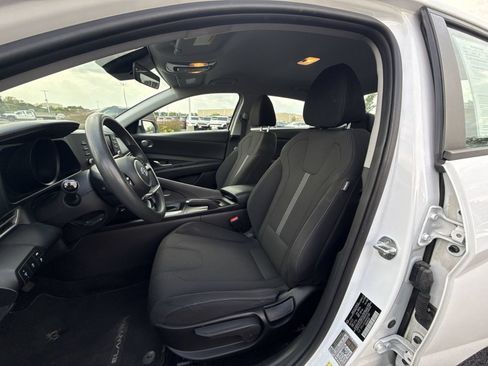 Used 2021 Hyundai Elantra SE FWD image 13