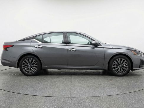 Used 2025 Nissan Altima 2.5 SV image 11