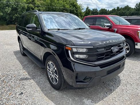 Used 2025 Ford Expedition Active AWD/4WD image 2