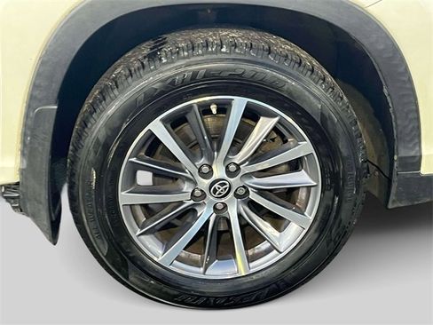 Used 2019 Toyota Highlander SE image 13