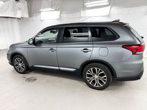 Used 2017 Mitsubishi Outlander SE image 3