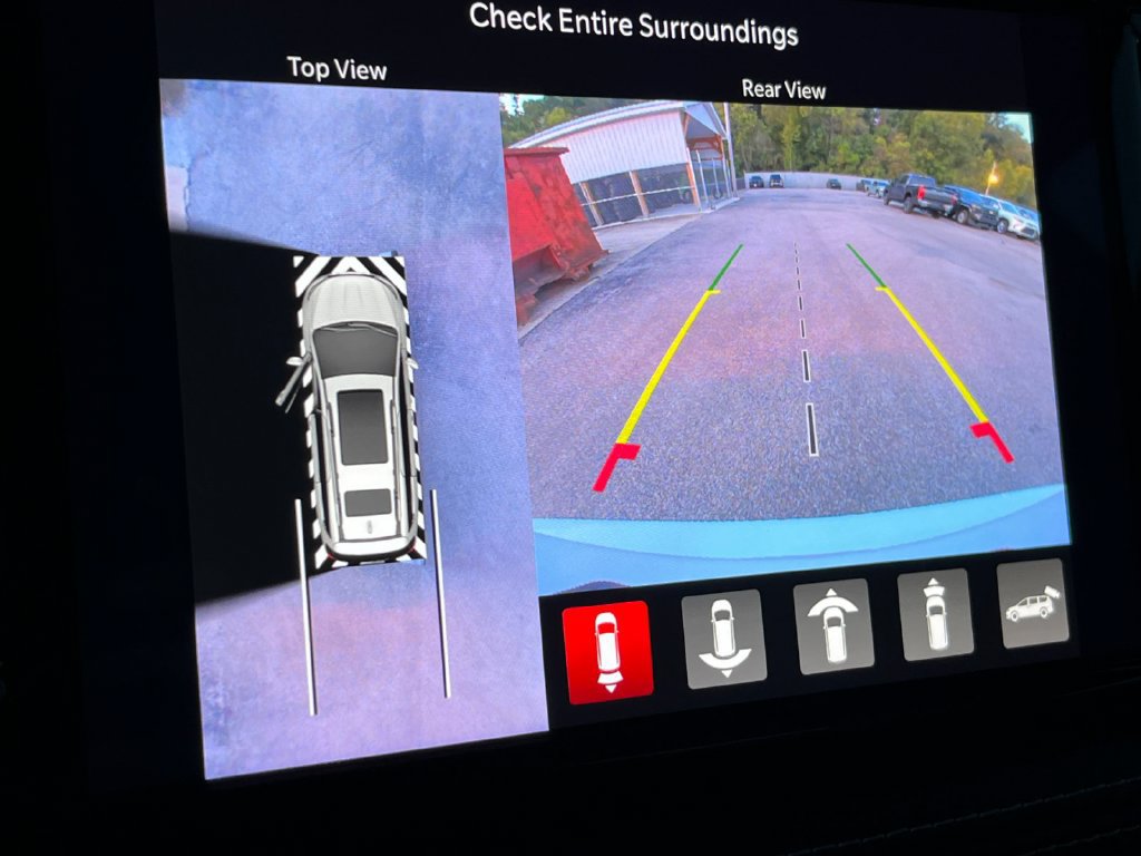 Used 2025 Chrysler Pacifica Select AWD/4WD image 23