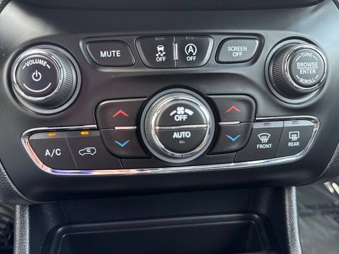 Certified 2021 Jeep Cherokee Latitude Lux 80th Anniv w/ Quick Order Package 26U 80TH AWD/4WD image 32