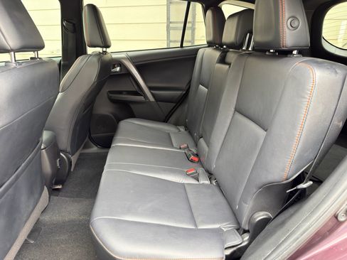 Used 2018 Toyota RAV4 SE image 17