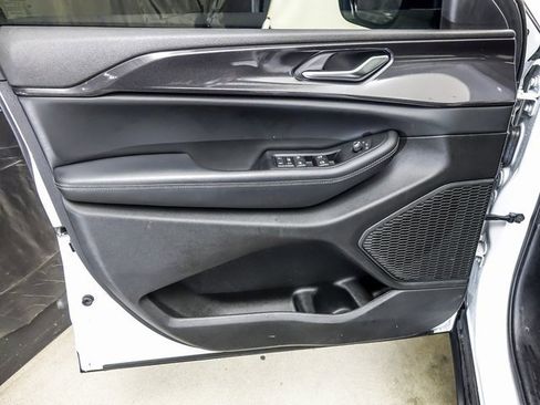 Used 2023 Jeep Grand Cherokee L Laredo image 25