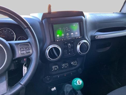 Used 2016 Jeep Wrangler Unlimited Rubicon w/ Connectivity Group AWD/4WD image 7