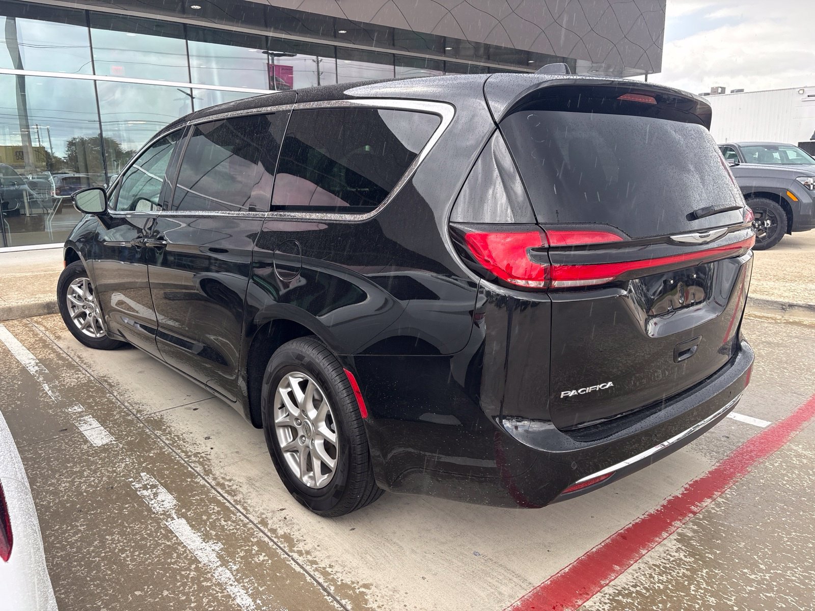 Used 2025 Chrysler Pacifica Select FWD image 6